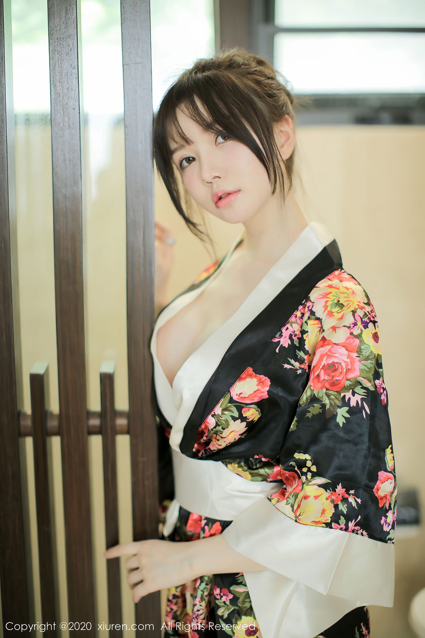 模特@糯美子Mini三亚旅拍写真发布，色彩艳丽的和服，再璀璨的服饰也不及她童颜巨乳绝佳身材夺目 - Cos糖心-Cos糖心