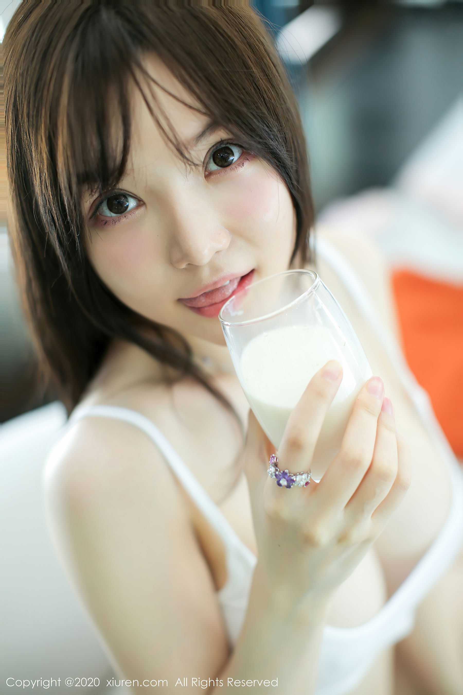 模特@糯美子Mini三亚旅拍写真发布，白色吊带系列，居家女友视角童颜巨乳清纯可人不失性感魅力 - Cos糖心-Cos糖心